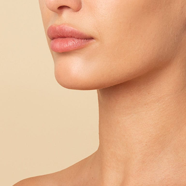 Nahaufnahmebereich des Gesichts einer Frau nach Botox-Behandlung