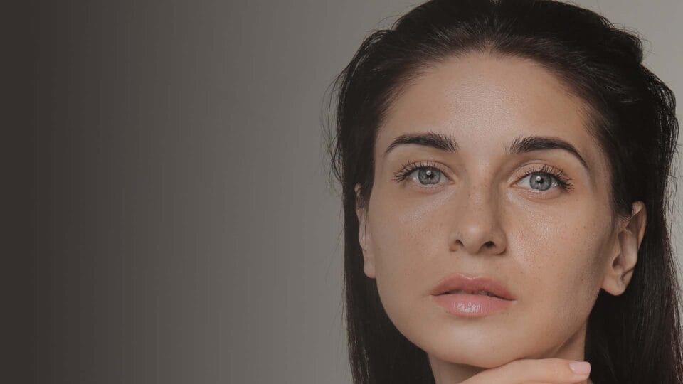 Schöne Frau nach Augenbrauenlifting