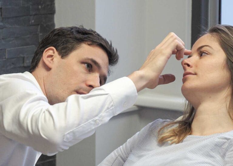 Bild zeigt Dr. Liebmann bei Nasenkorrektur