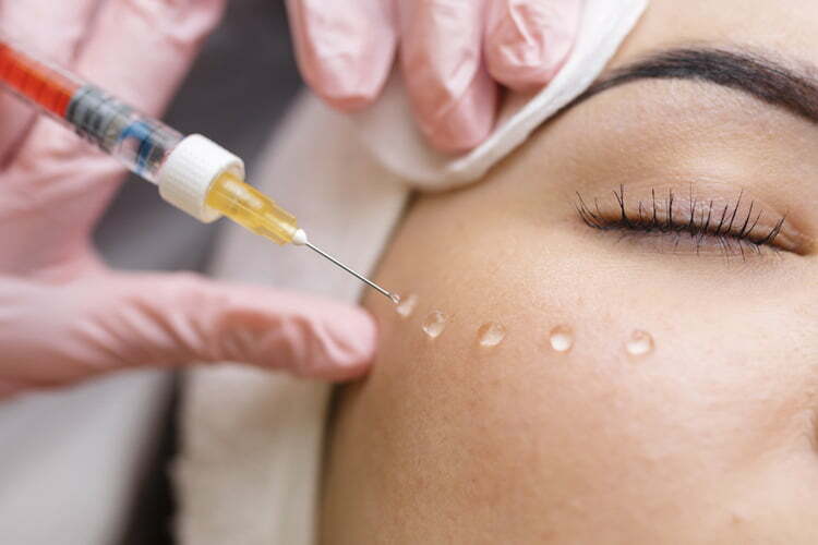 Bild zeigt Gesichtsbehandlung mit Spritze