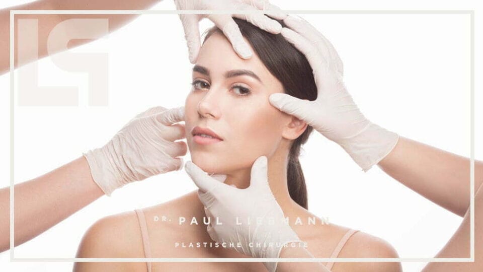 Frau mit Gesichtsbehandlung