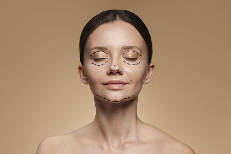 Frau mit Schnittzeichnung im Gesicht