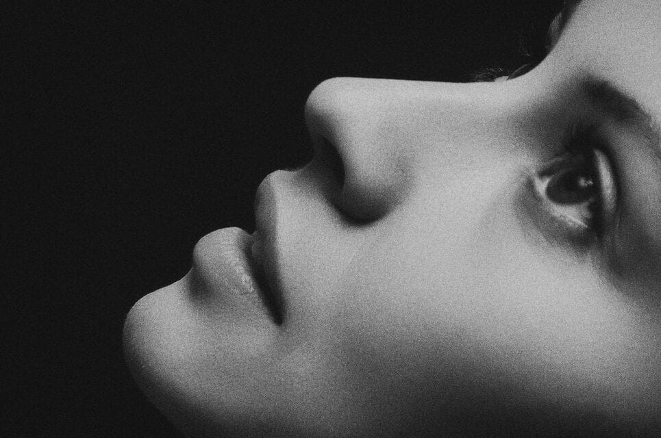 Frauengesicht im Profil