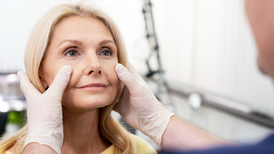 das Mittelgesicht einer Frau wird ästhetisch untersucht