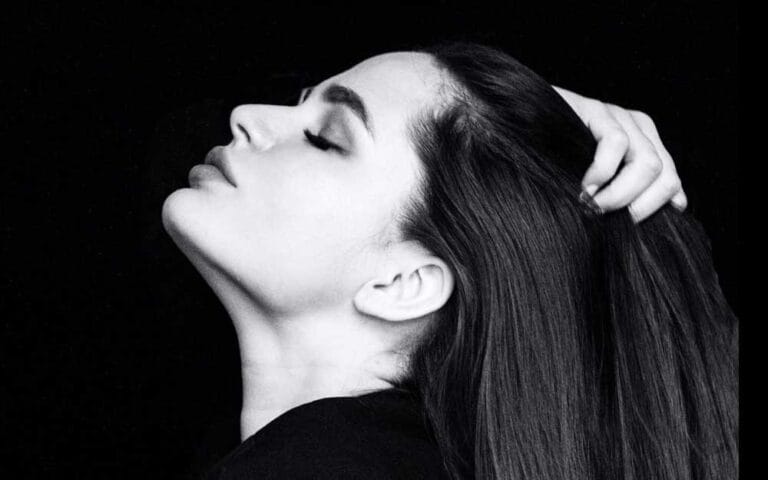 Frau in schwarz/weiß