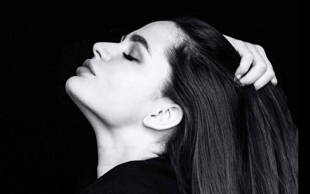 Frau in schwarz/weiß