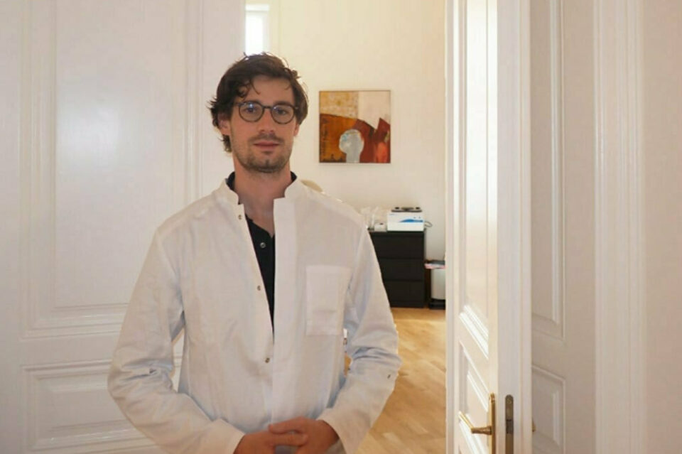 Paul Liebmann zwischen Tür und Angel